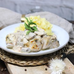 Geschmortes Hühnchen mit Paprika-Rahmchampignons und Spätzle