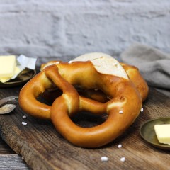 Frische Laugenbreze mit Butter