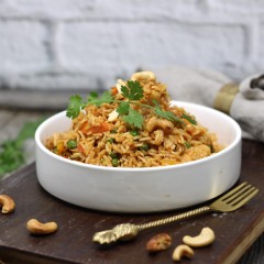 Nasi Goreng mit gebratenen Cashewkernen 