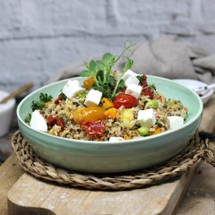 Power Food Quinoa-Bowl mit grünem Spargel, Kohlrabi, Tomatenwürfel und Feta