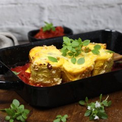 Überbackene Palatschinkenröllchen mit Tomatenragout