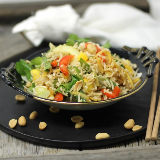Thailändischer Reissalat mit knackigem Gemüse, Mango und Erdnüsse