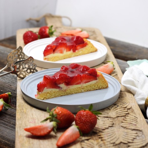 Hausgemachte Mandel-Biskuit-Tarte mit frischen Erdbeeren