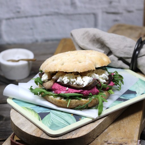 Griechiches Pita gefüllt mit Hummus, gegrillter Melanzani und Feta Griechiches Pita gefüllt mit Hummus, gegrillter Melanzani und Feta