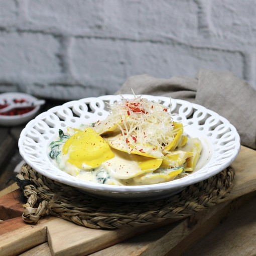 Lachs-Ravioli in cremiger Zitronen-Safransauce mit Lauchgemüse Lachs-Ravioli in cremiger Zitronen-Safransauce mit Lauchgemüse