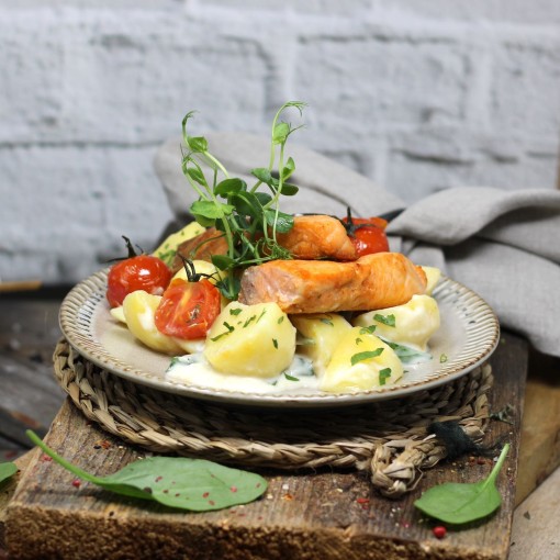 Lachsfilet in cremiger Sauce mit Babyspinat und Salzkartoffeln Lachsfilet in cremiger Sauce mit Babyspinat und Salzkartoffeln