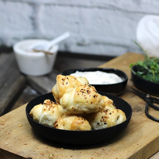 Blätterteig-Röllchen mit Pilzfülle und Kräuter Dip (6 Stück/Box)