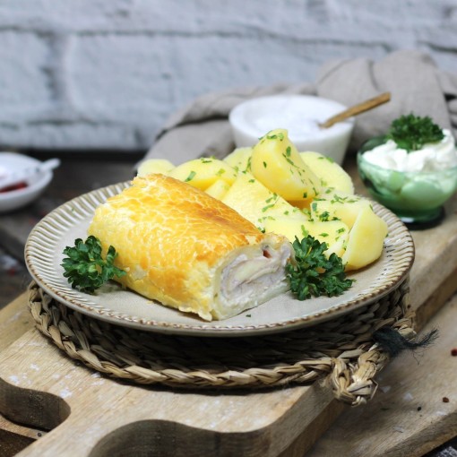 Putenschnitzel mit Schinken-Käse-Fülle im Blätterteig dazu ...