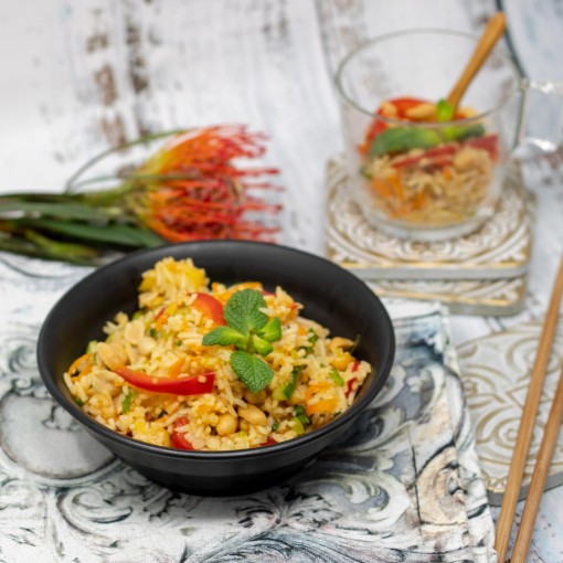 Asiatischer Reissalat mit Mango und Erdnüsse