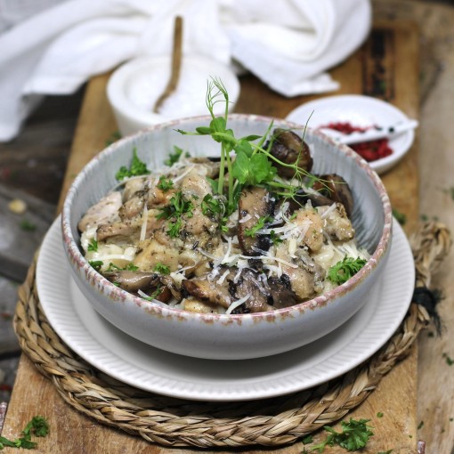 Gebratenes Hühnchen auf Pilzrisotto mit frischen Kräutern