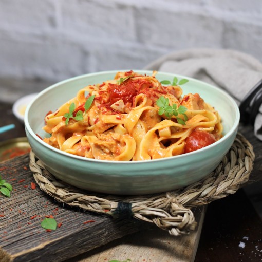Tagliatelle mit Wildlachs-Sauce und Cherrytomaten