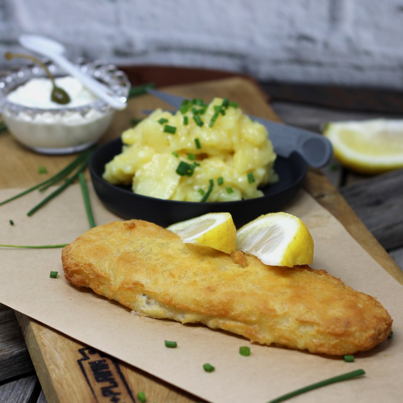 Seelachsfilet im Backteig mit Sauce Tatare und Kartoffelsalat