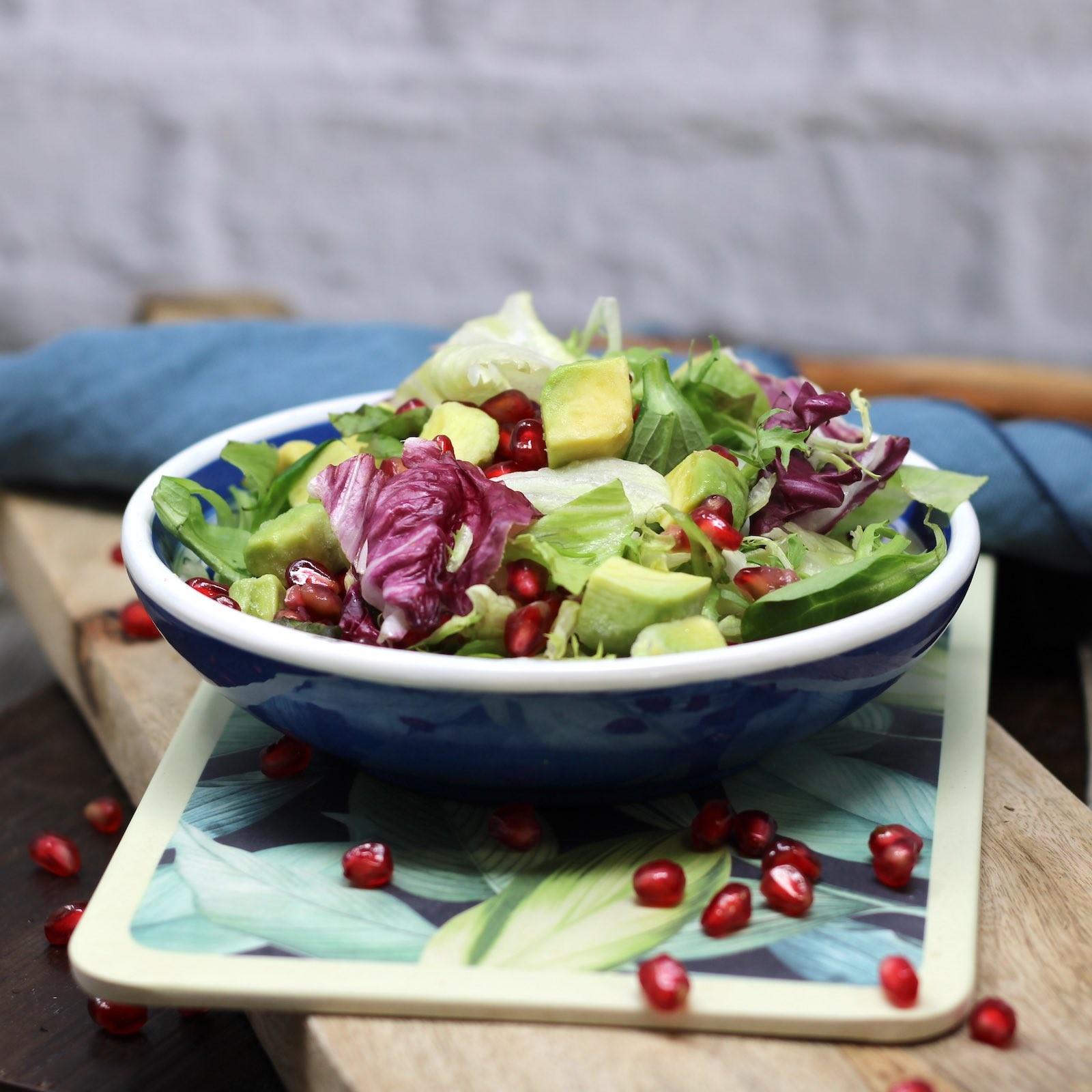 Großer Pflücksalat mit Avocadowürfel und Granatapfeldressing