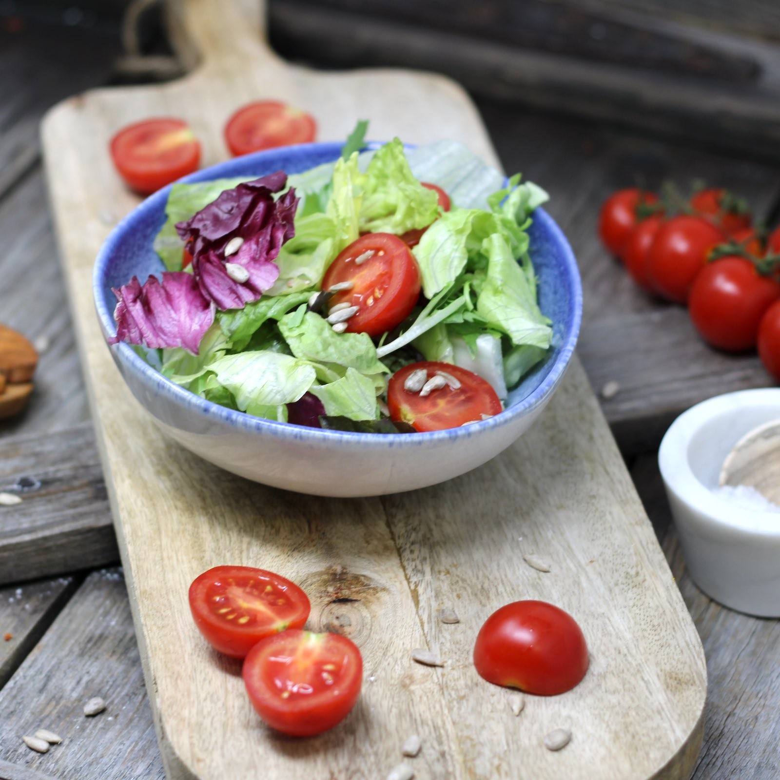 Gemischter Blattsalat mit Cocktailtomaten und Sonnenblumenkerne