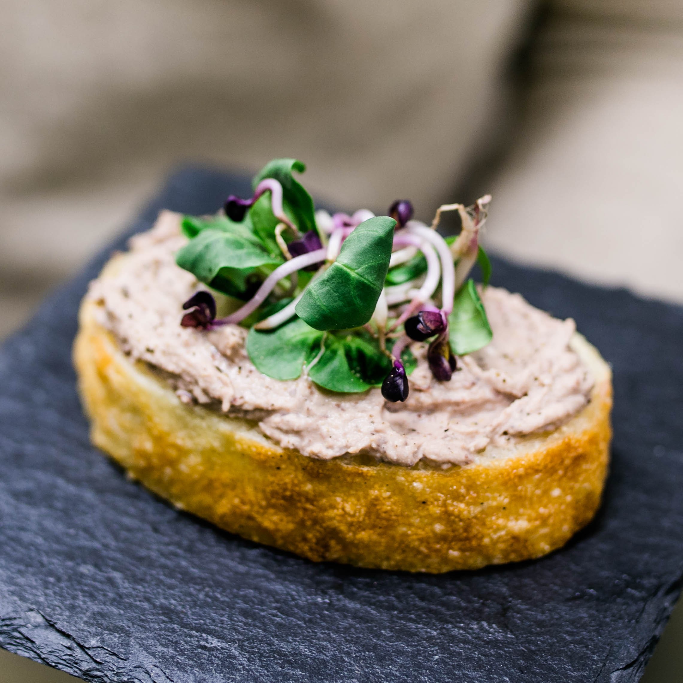 Käferbohnenaufstrich mit Sprossen Käferbohnenaufstrich mit Sprossen