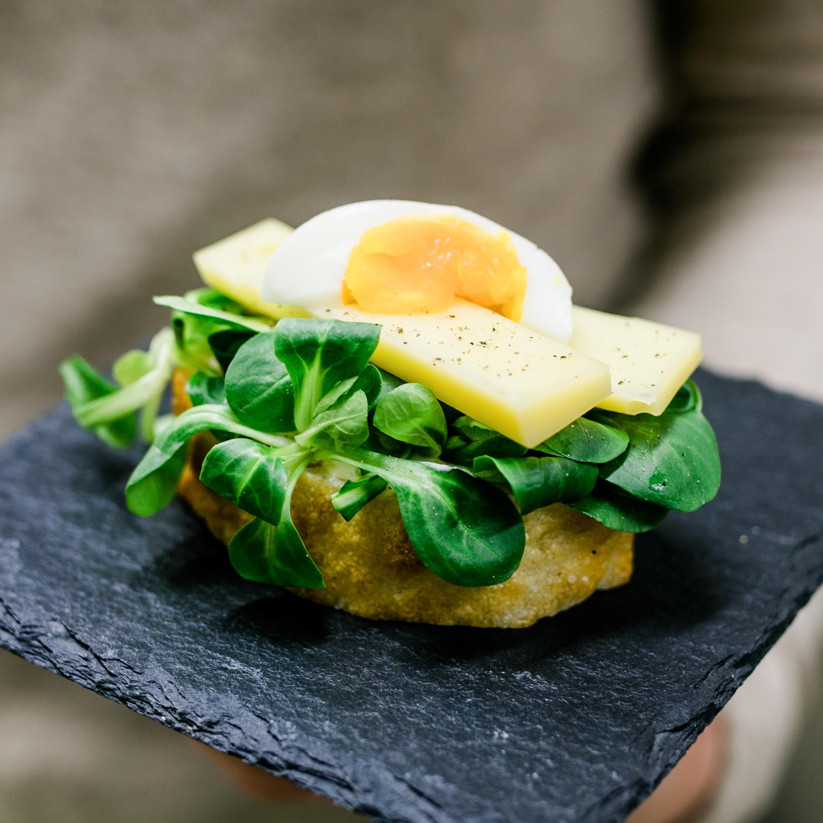 Würziges Käse-Brötchen mit Bio-Ei und Schnittlauch