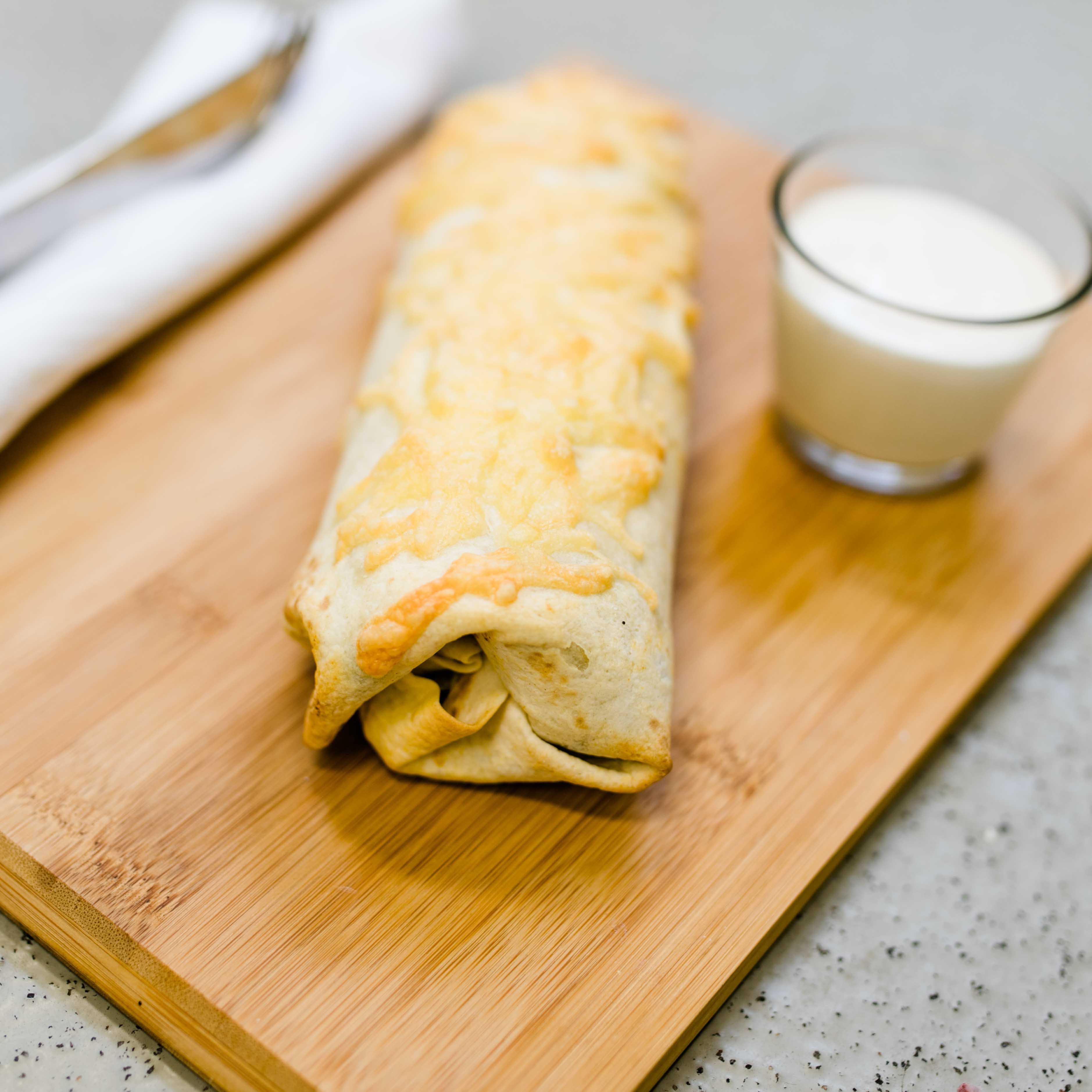 Chicken Burrito mit Avocado, Tomaten, schwarzen Bohnen, Reis und Käse