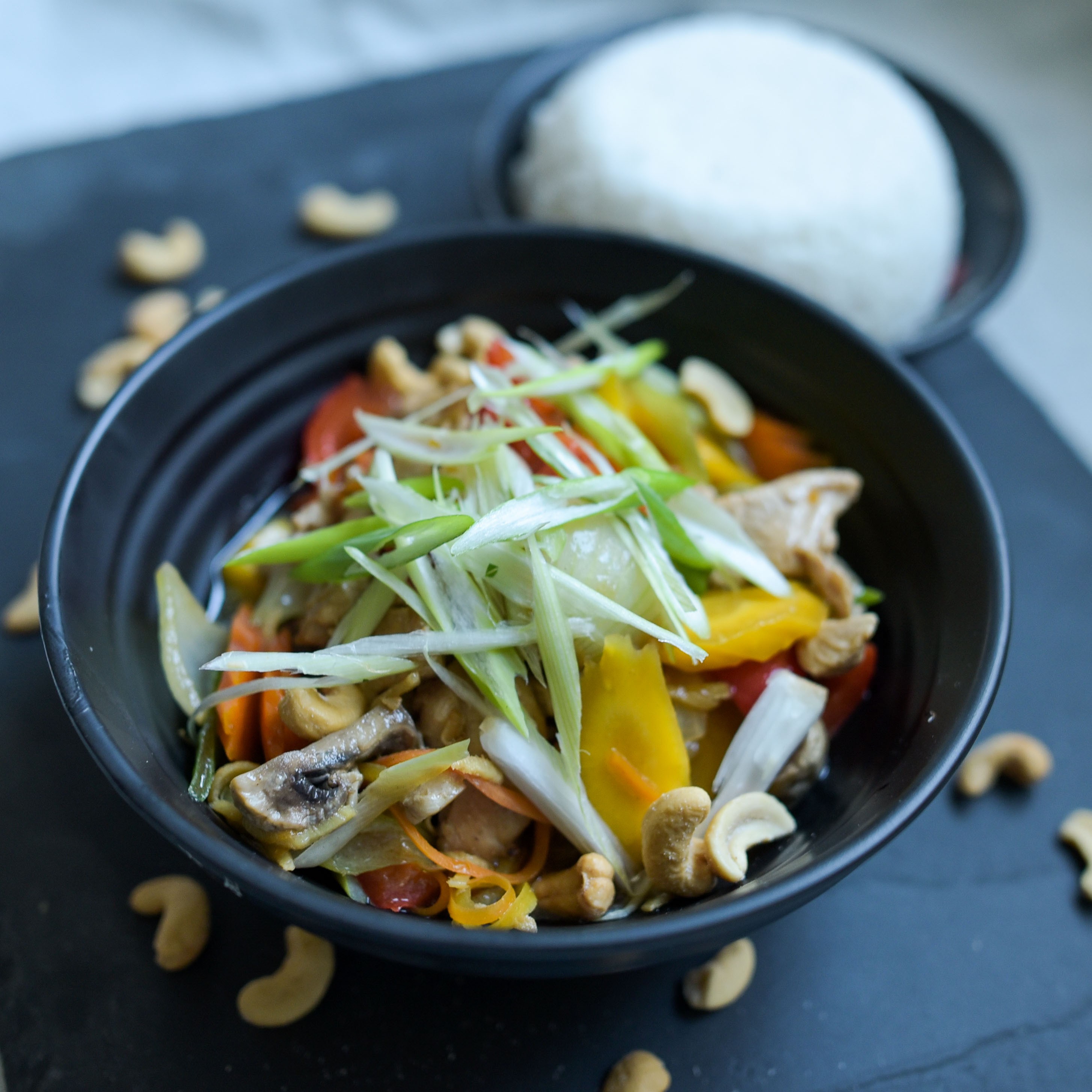 Thai-Hühnchen mit buntem Wok-Gemüse, Cashews und Basmatireis