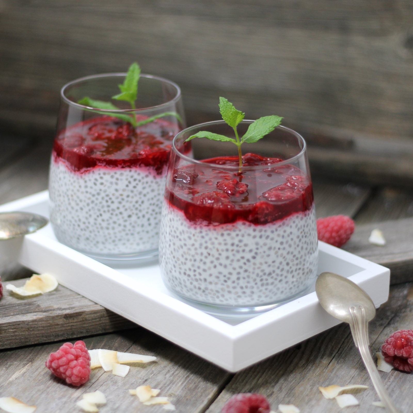 Kalte Chia-Liebe mit Himbeerragout und frischer Minze