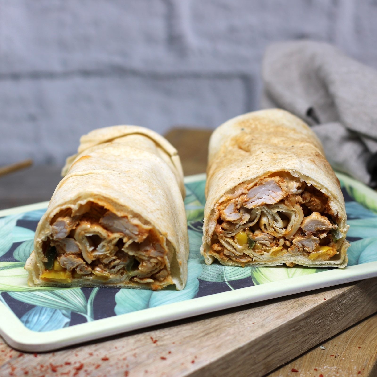 New York Style Chicken-Cheese-Wrap aus dem Ofen mit Cocktail-Dip