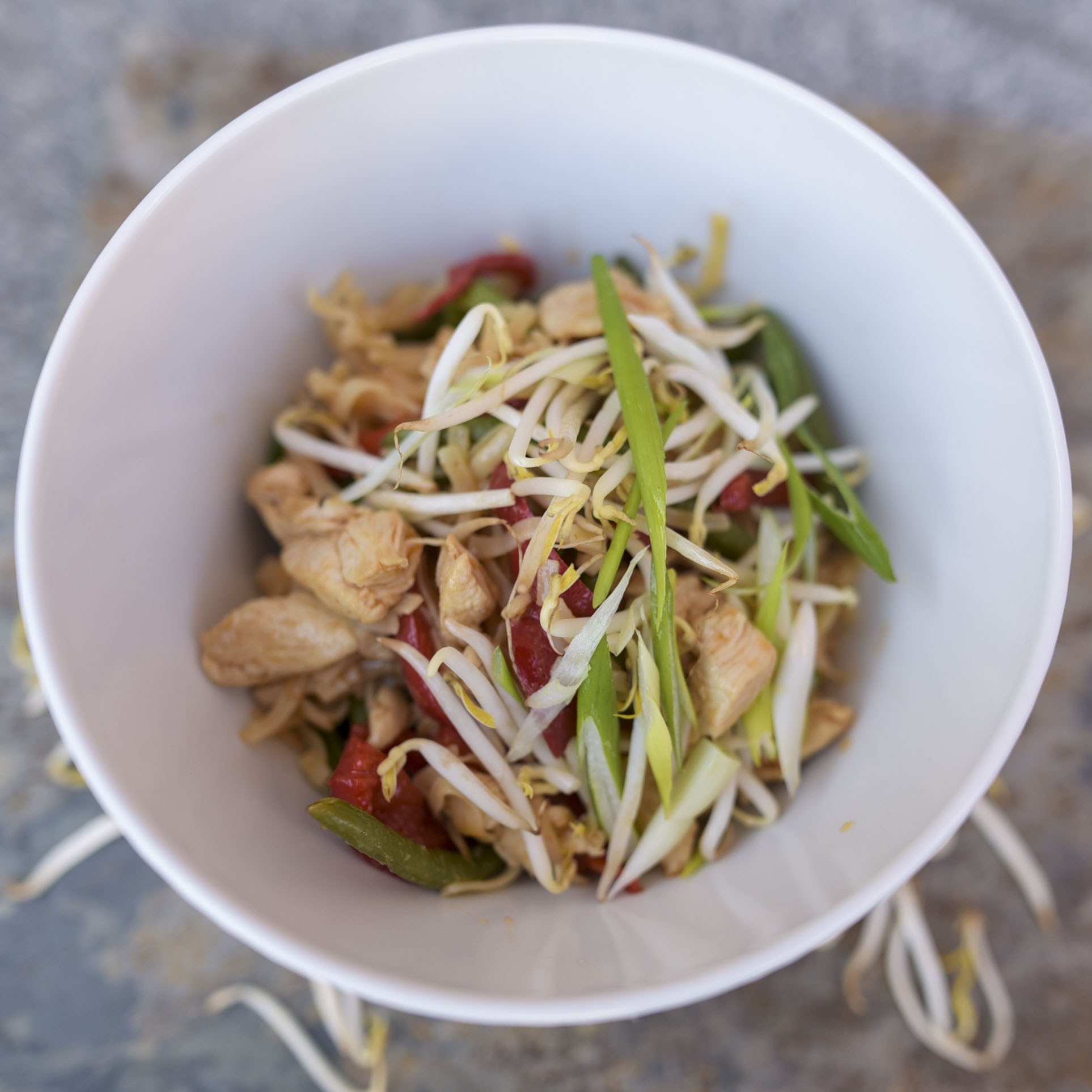 Asiatischer Wok mit Reisnudeln, Hühnchen, Paprika und grünen Bohnen