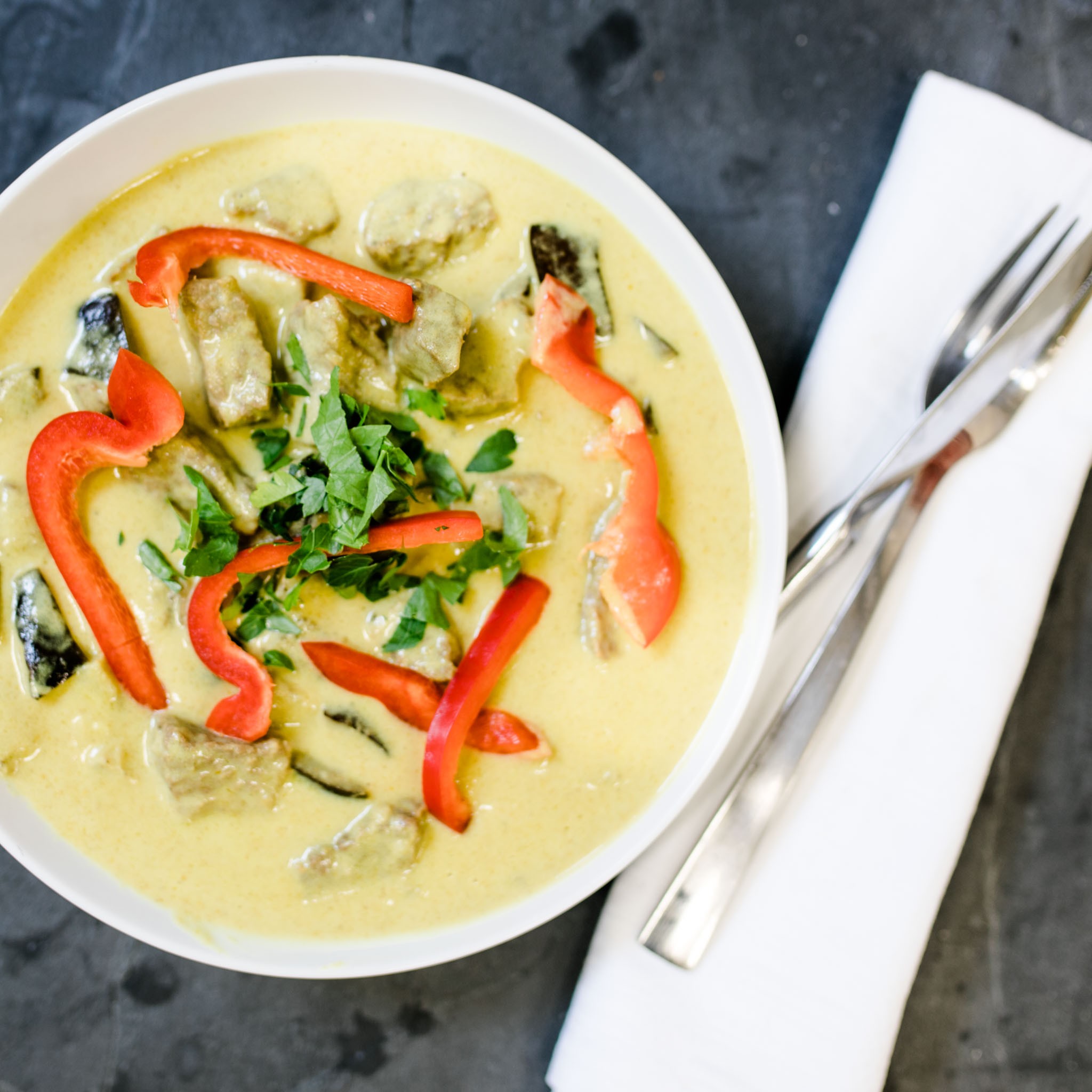 Thai-Curry mit Bio-Rindfleisch dazu Basmatireis