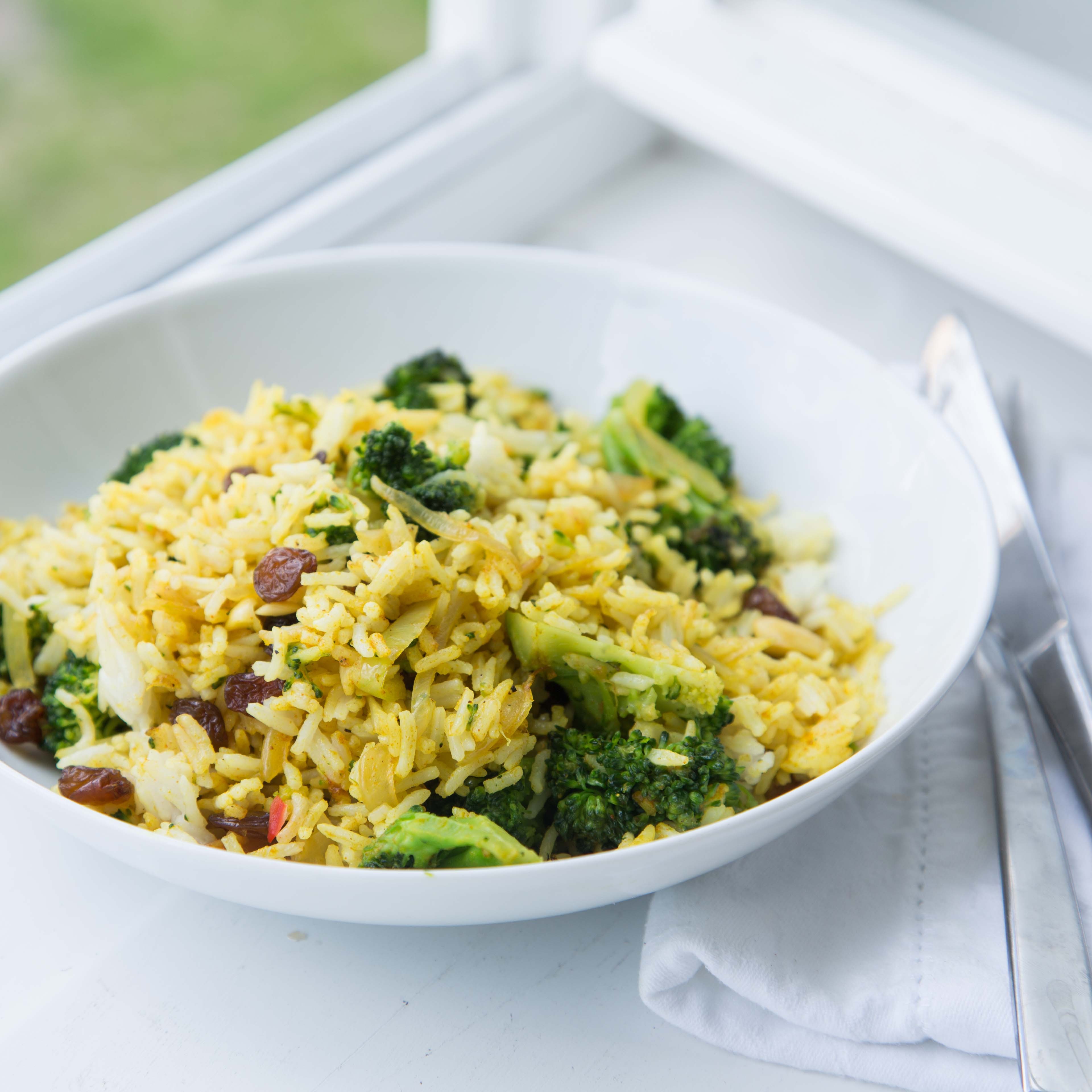 Curryreis mit Brokkoli, Lauch, Cranberries und Mandeln