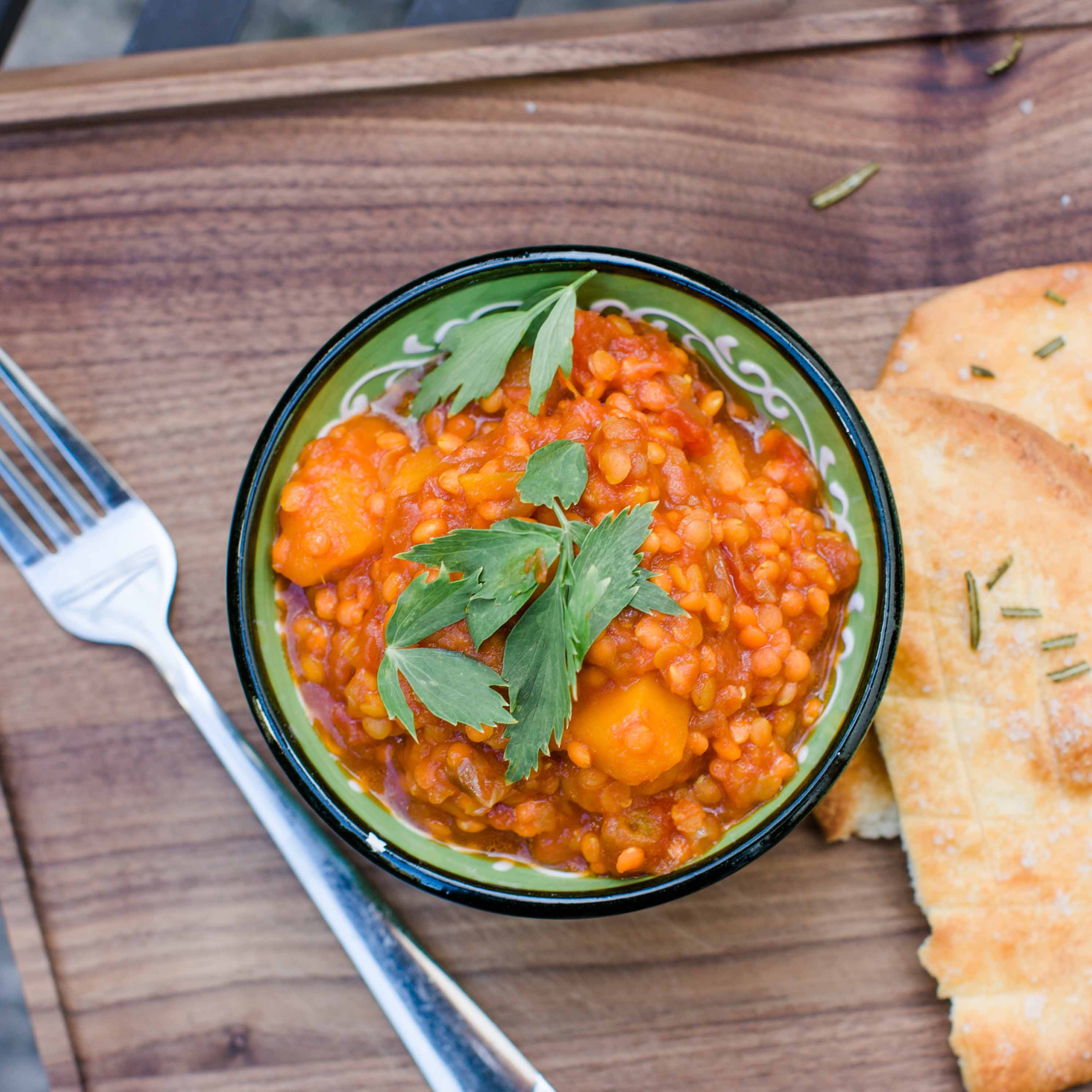 Rotes Linsen-Kichererbsen-Curry mit Mohnknopf