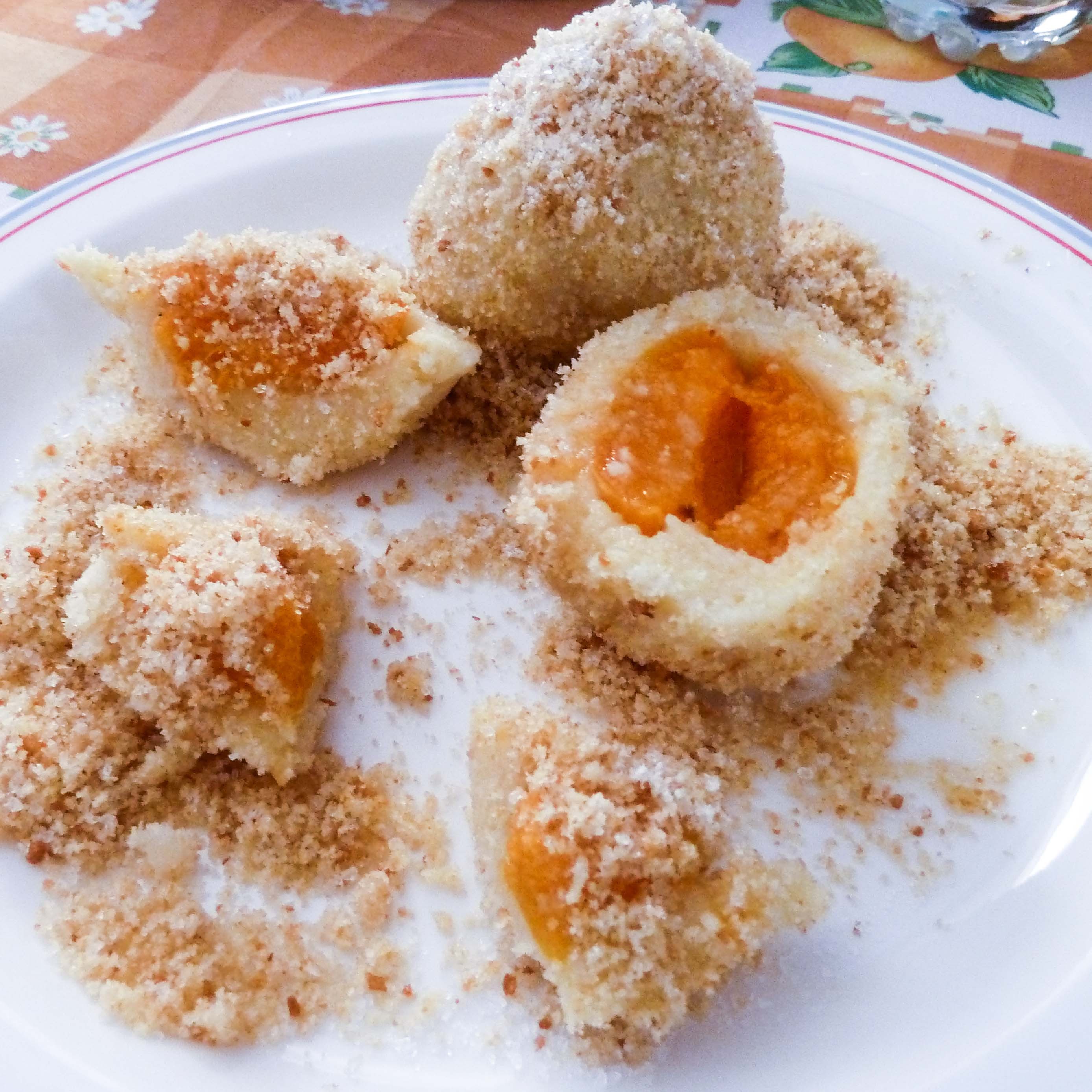 Marillen-Topfenknödel mit Butterbrösel (2 Stück) Marillen-Topfenknödel mit Butterbrösel (2 Stück)