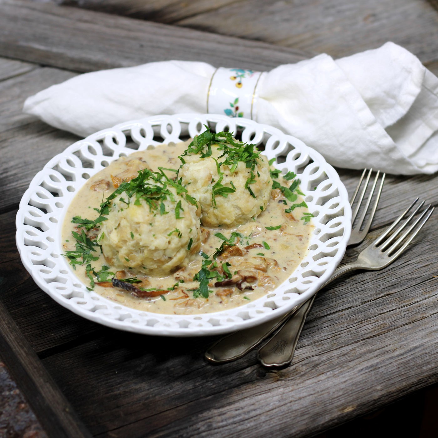 Semmelknödel mit Pilz-Eierschwammerl-Sauce und frischer Petersilie