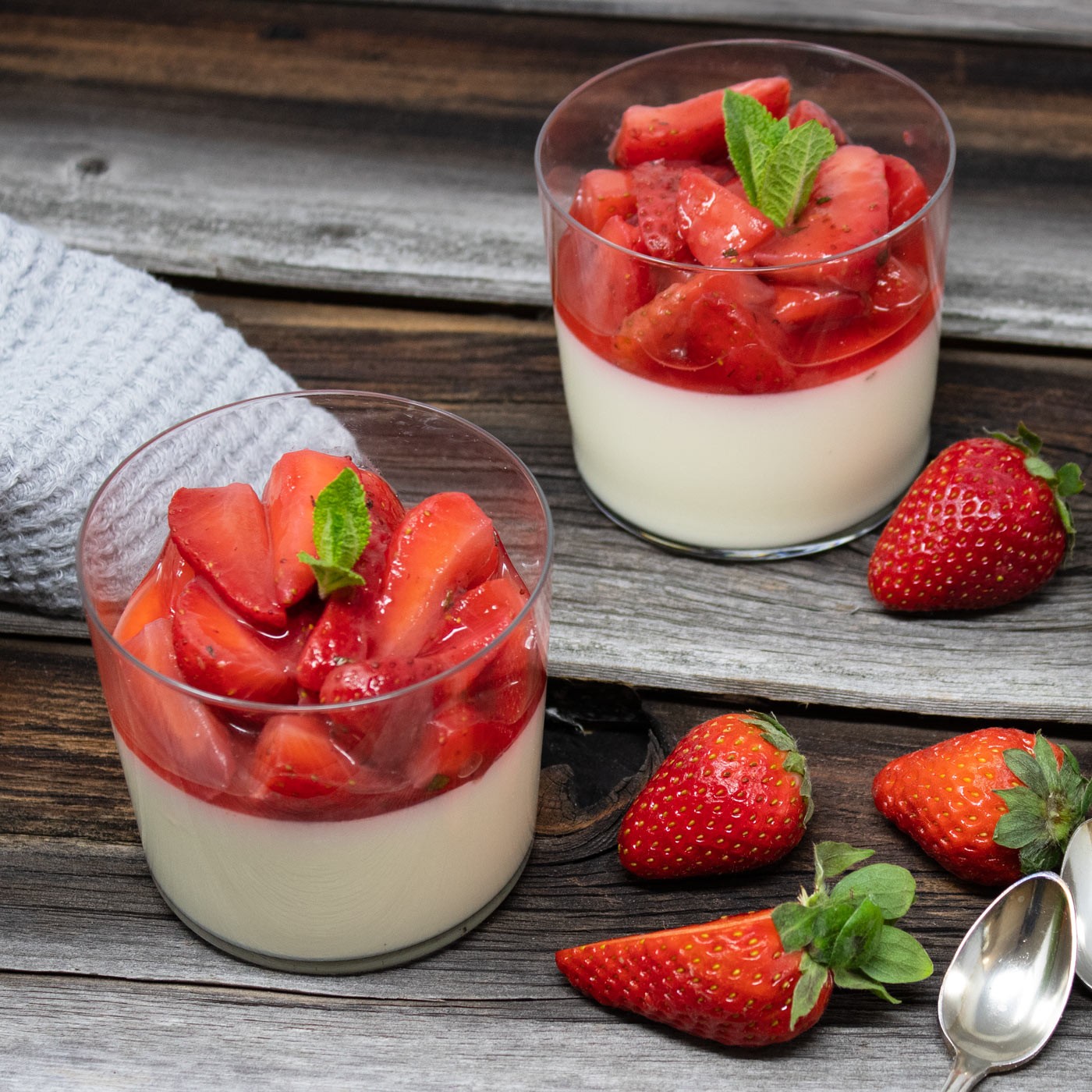 Vanillecreme mit frischen Erdbeeren