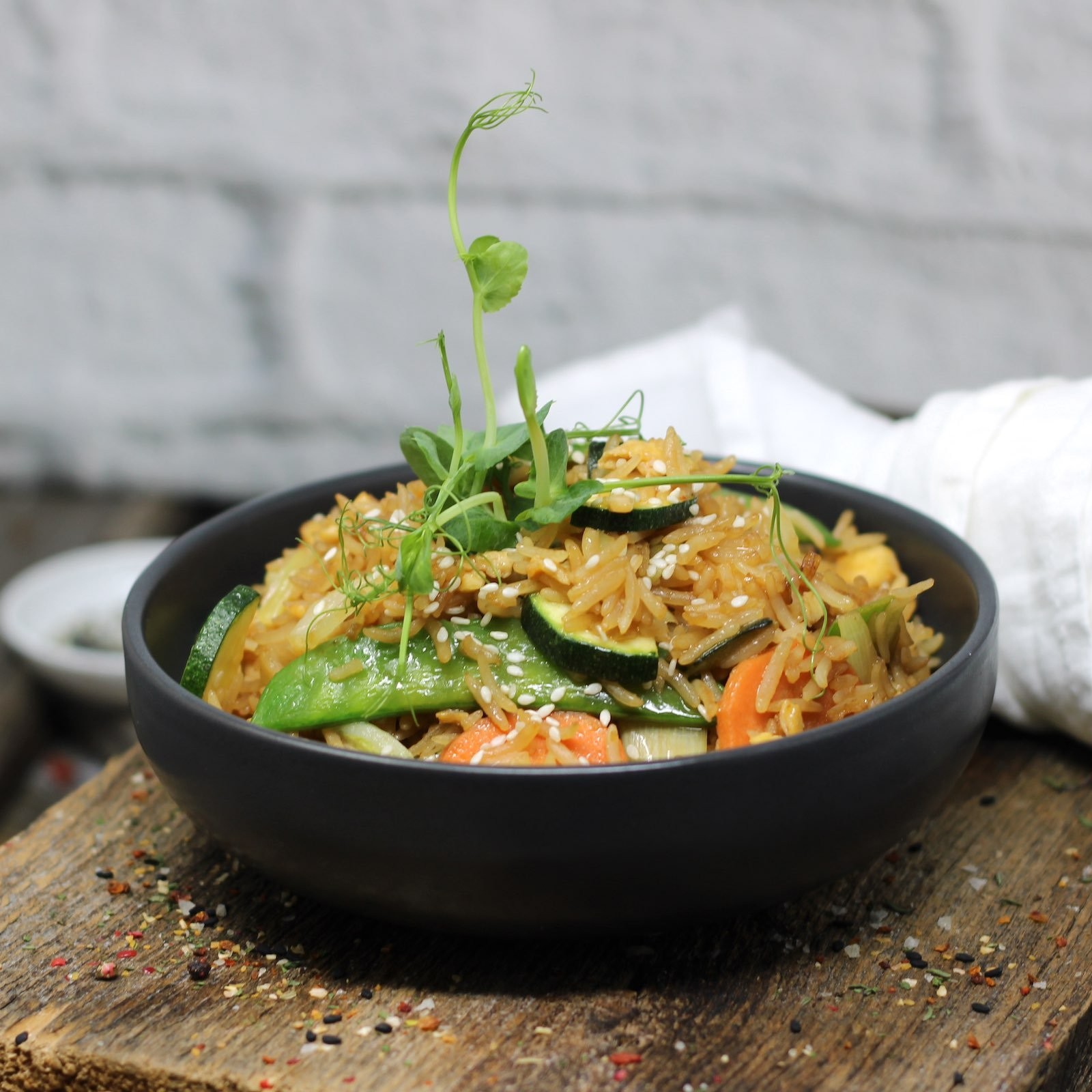 Gebratener Reis aus dem Wok mit knackigem Gemüse