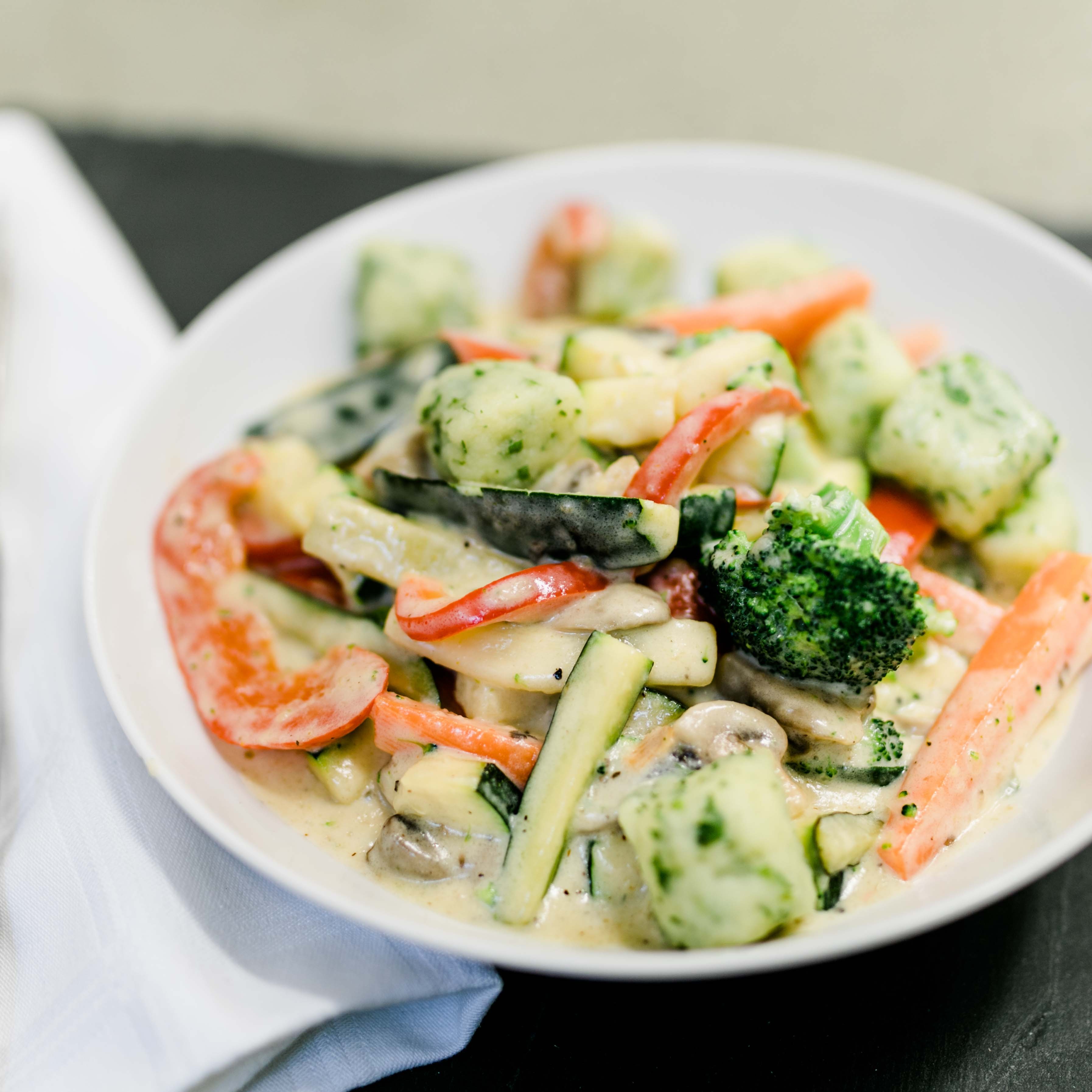 Buntes Gemüse mit Gnocchi und feiner Parmesansauce