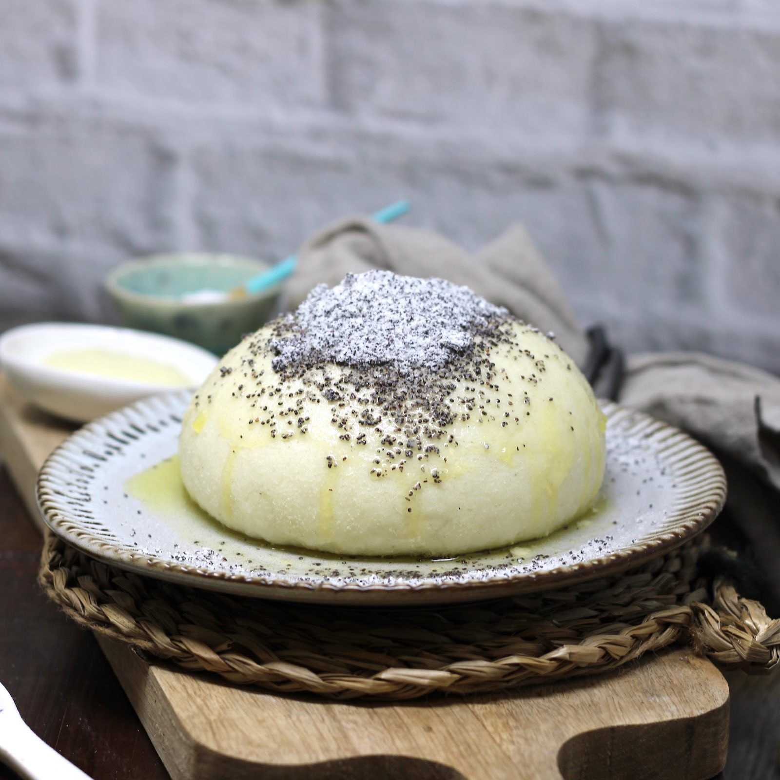 Germknödel mit Vanillesauce und Mohn-Zucker