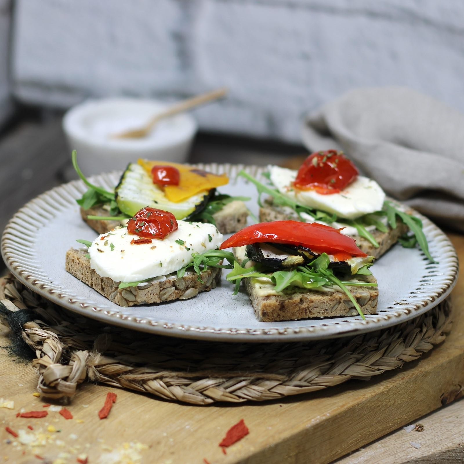 Glutenfreie Brötchen mit Mozzarella und mediterranem Gemüse (8 Stk.)