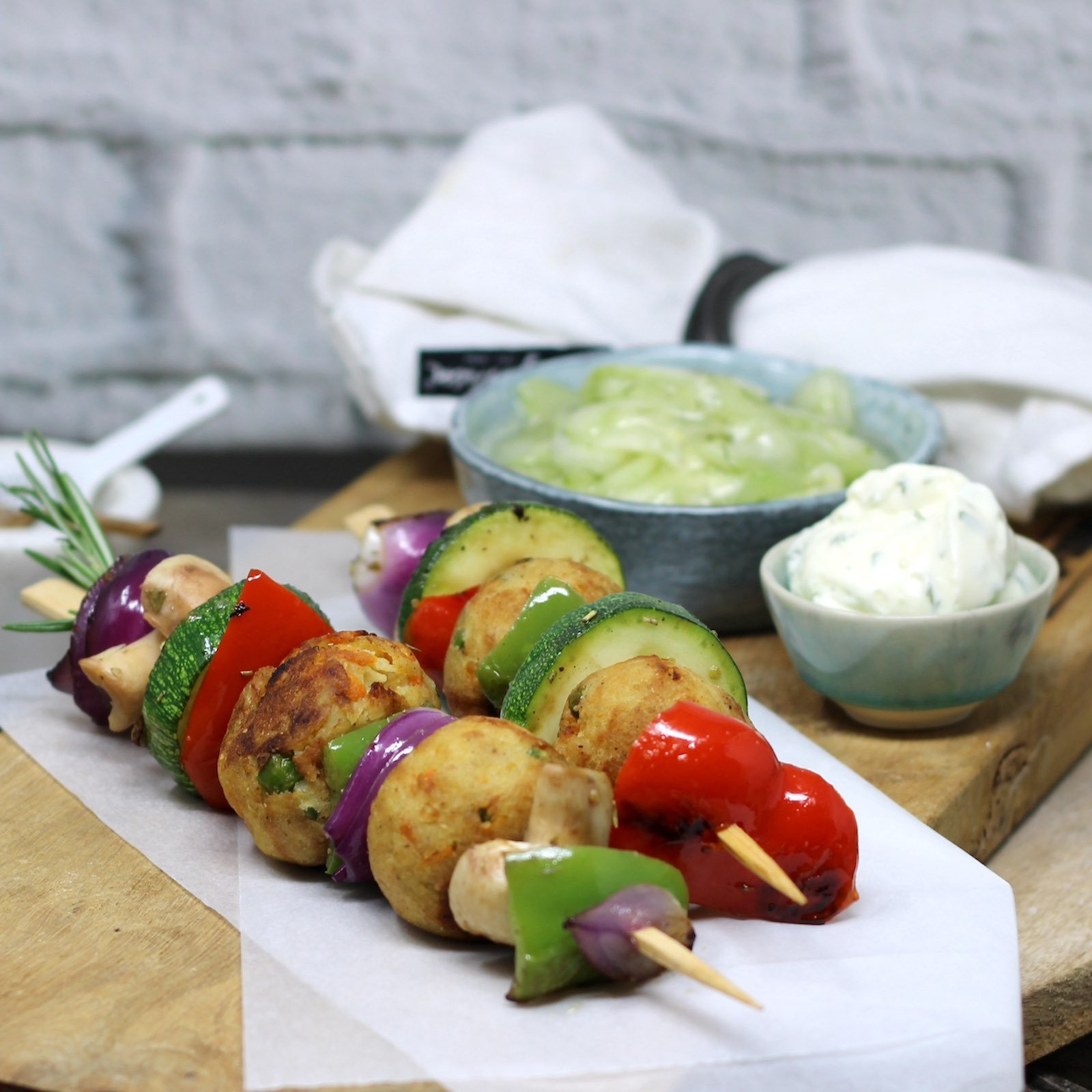 Mediterraner Grillspieß mit Käse-Kartoffel-Bällchen, Dip und Gurken ...