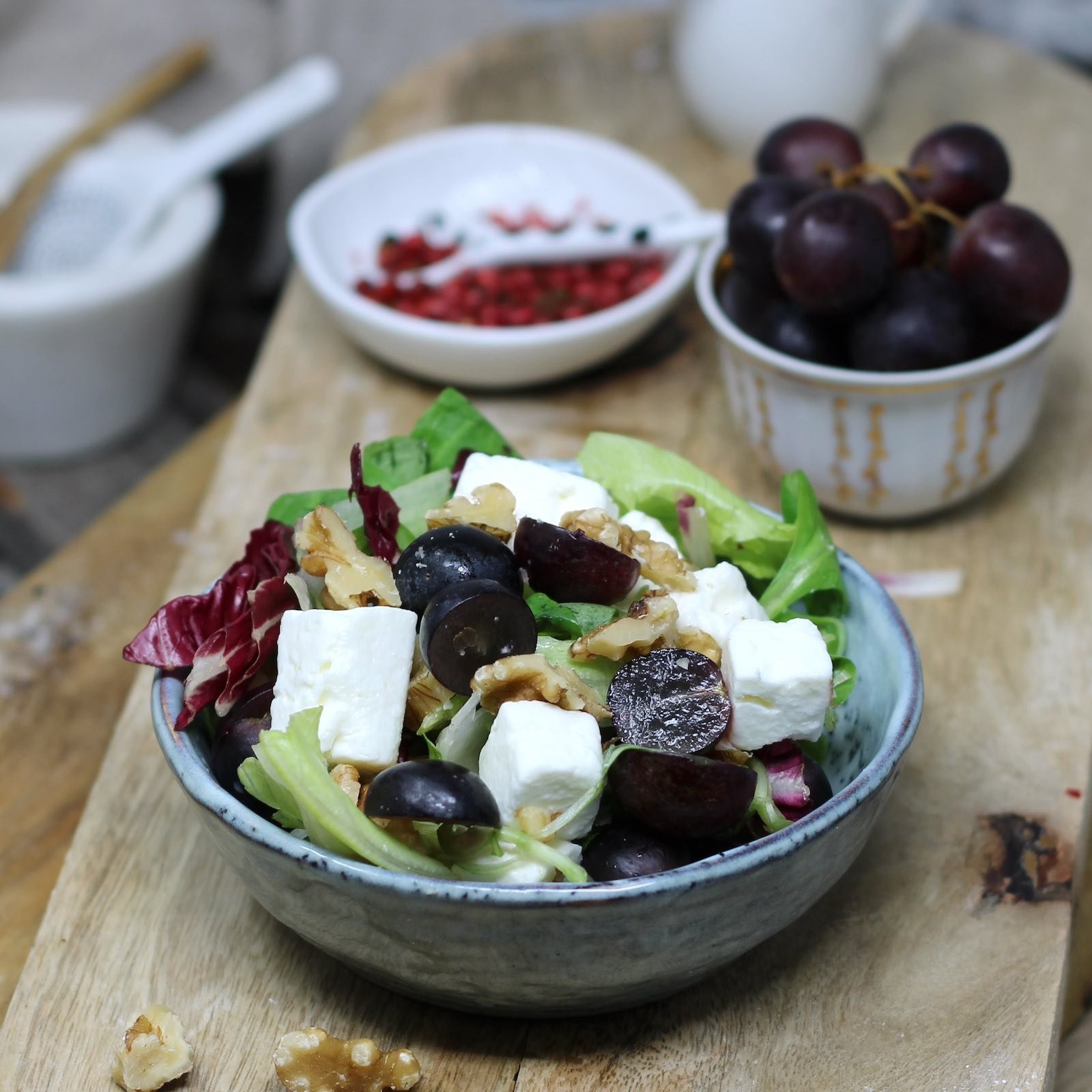 Gemischter Blattsalat mit Weintrauben, Feta und gehackten Walnüsse