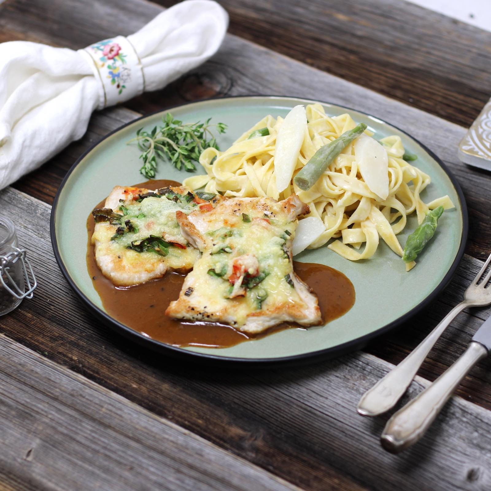 Putenschnitzel mit Kräuter-Käse-Kruste und Spargel-Tagliatelle