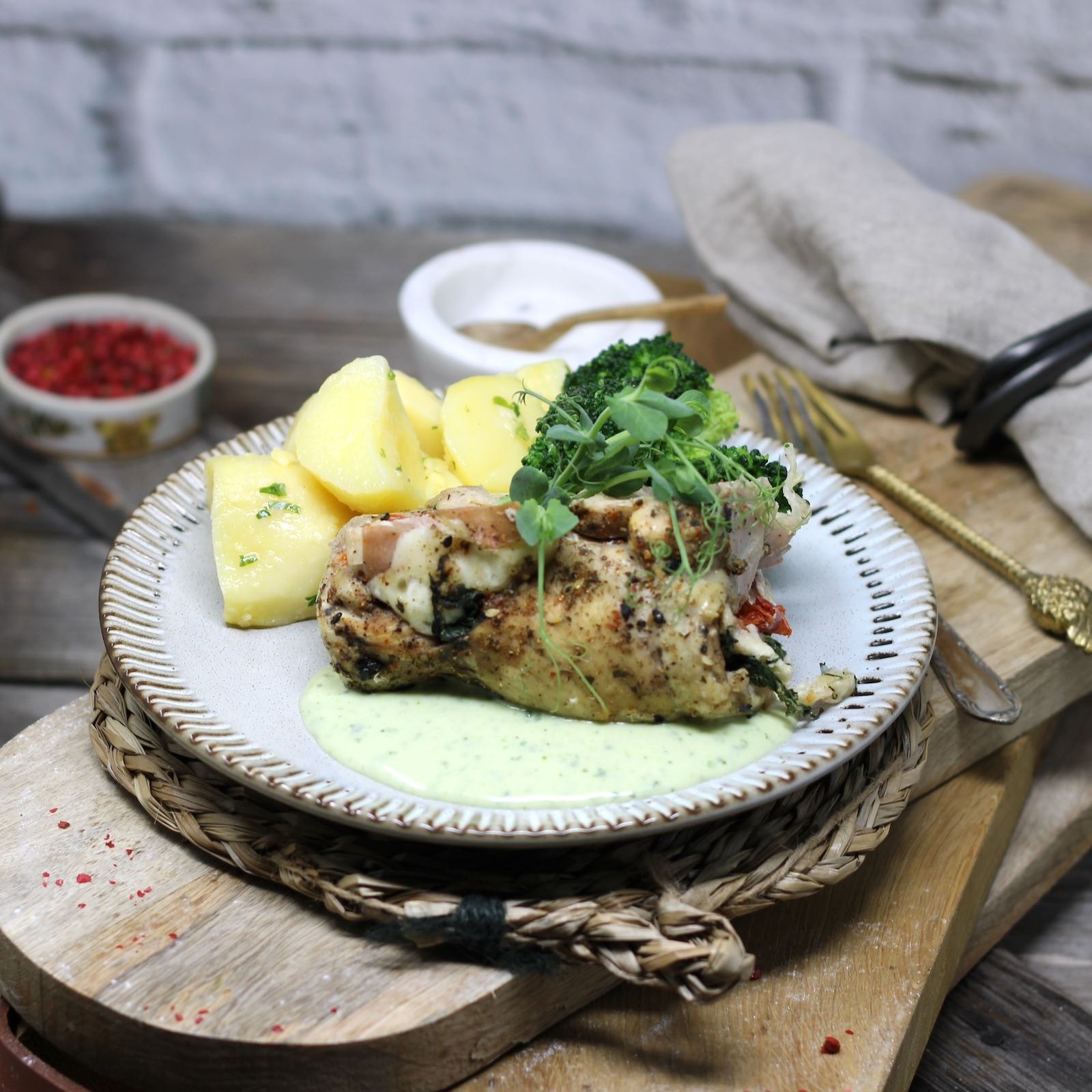 Hühnchenroulade mit feiner Kräutersauce, Pasta und Brokkoligemüse