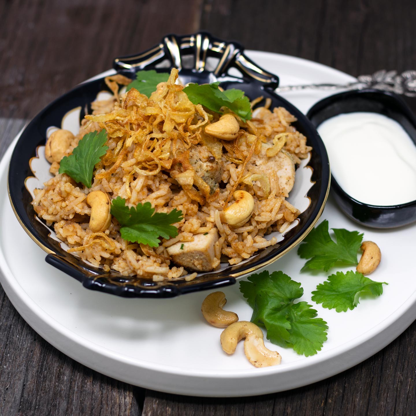 Indisches Reisfleisch mit Huhn und gerösteten Cashewkernen