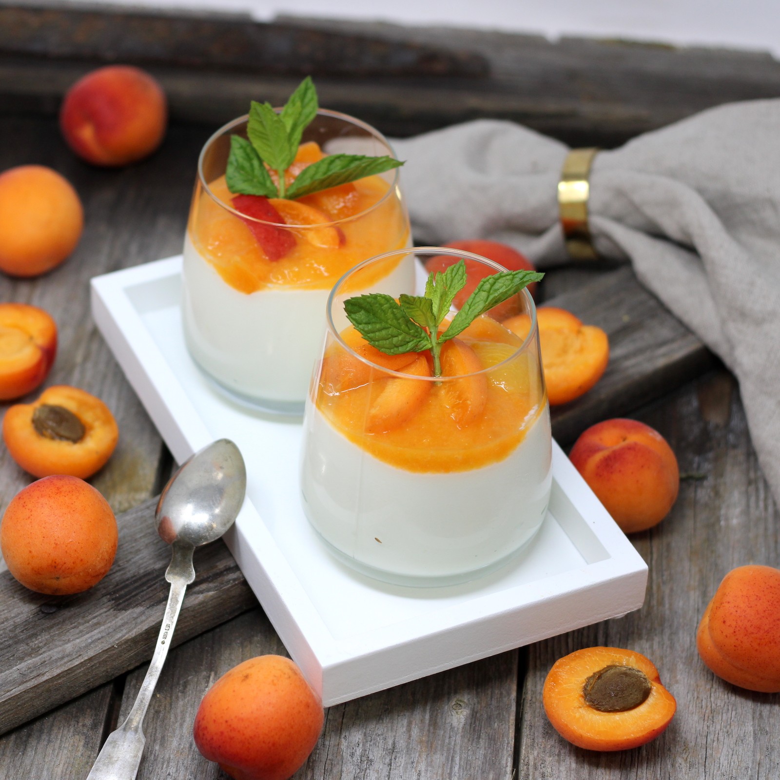 Joghurt-Mousse mit Marillen-Ragout und frischer Minze