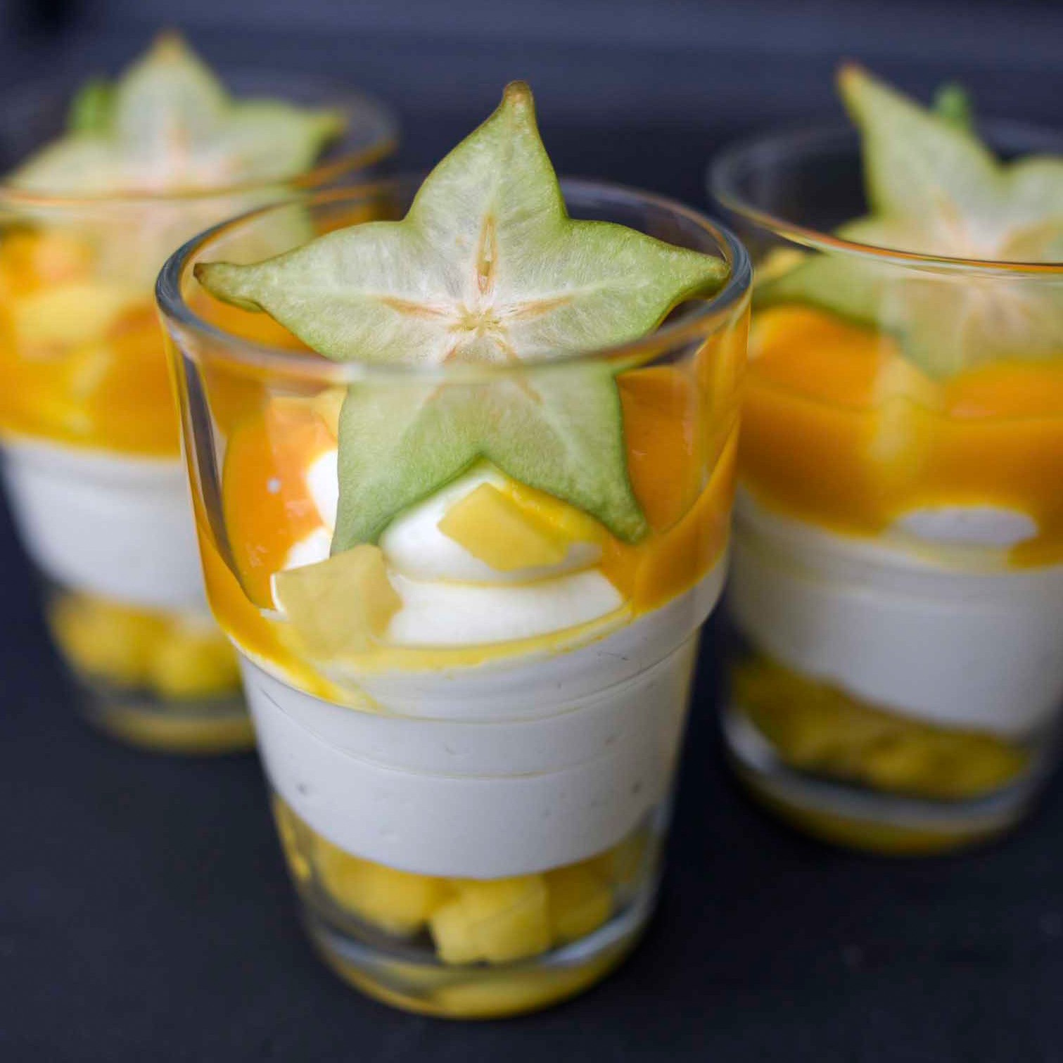 Leichte Joghurt-Topfencreme mit Mangomus - Dessert