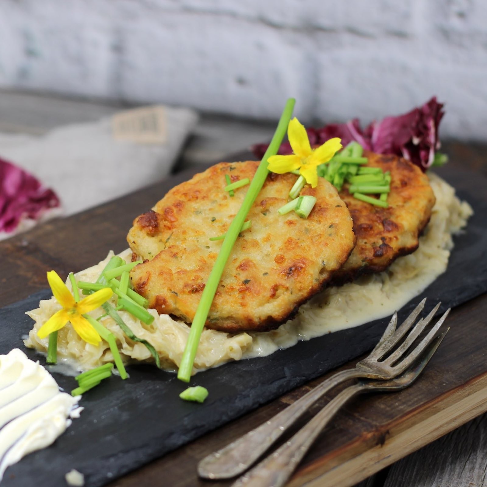 Kaspressknödel mit Rahm-Sauerkraut und frischem Schnittlauch