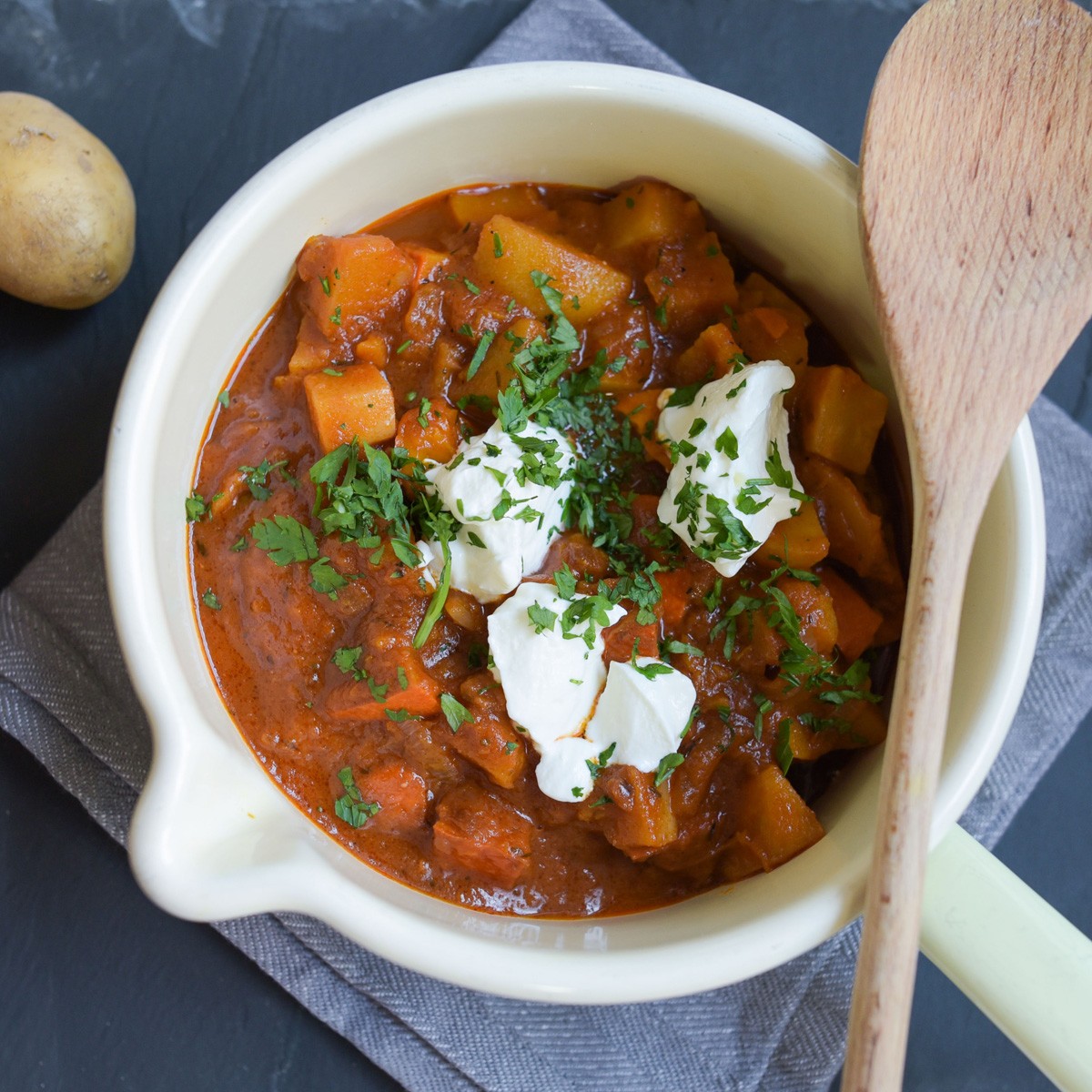 Gemüse-Kartoffel Gulasch mit Kaiser-Semmerl