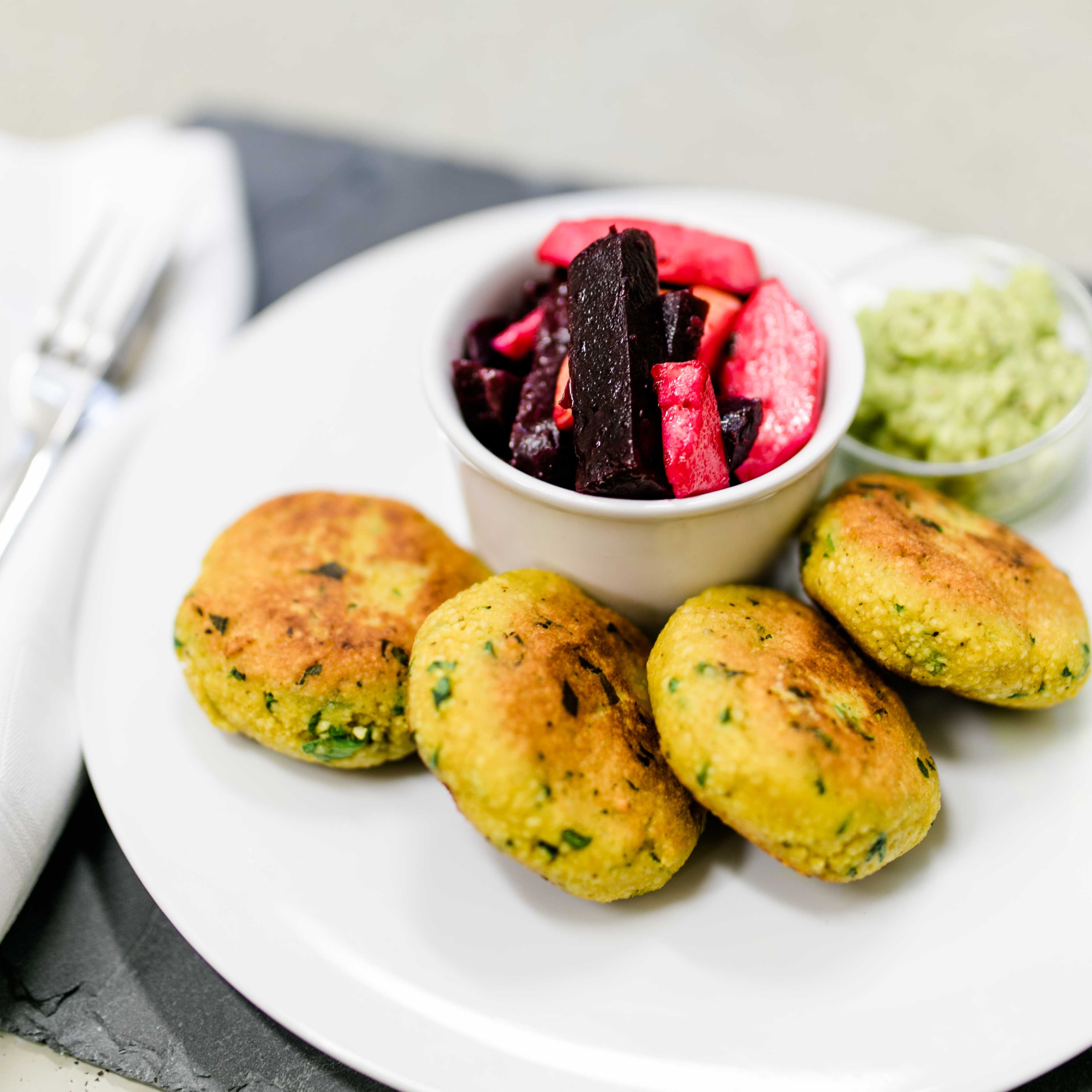 Couscous-Blumenkohl Laibchen mit Birnen-Rotkraut Gemüse und Avocado-Dip