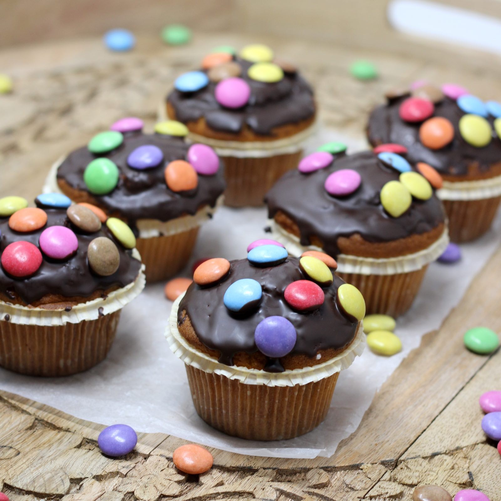 Muffin mit Schokoglasur und bunten Smarties (ab 1 Stück)