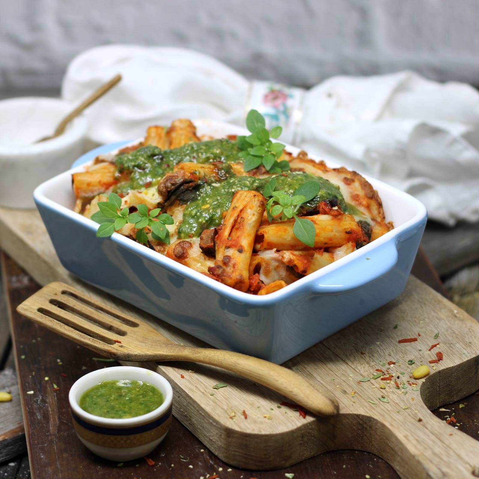 Überbackene Rigatoni mit Gemüsesugo, grünem Spargel, Tomaten und ...