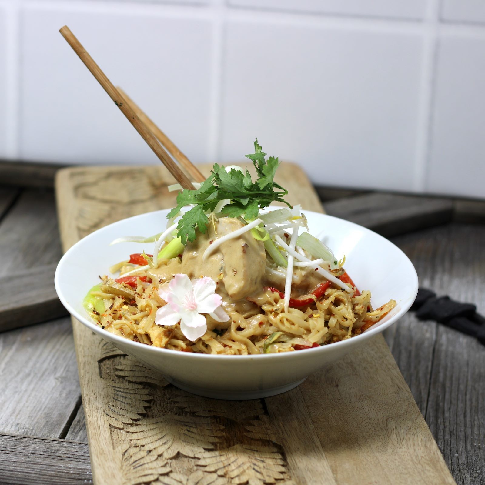 Chicken-Röllchen mit Erdnusssauce und gebratenen Reisnudeln