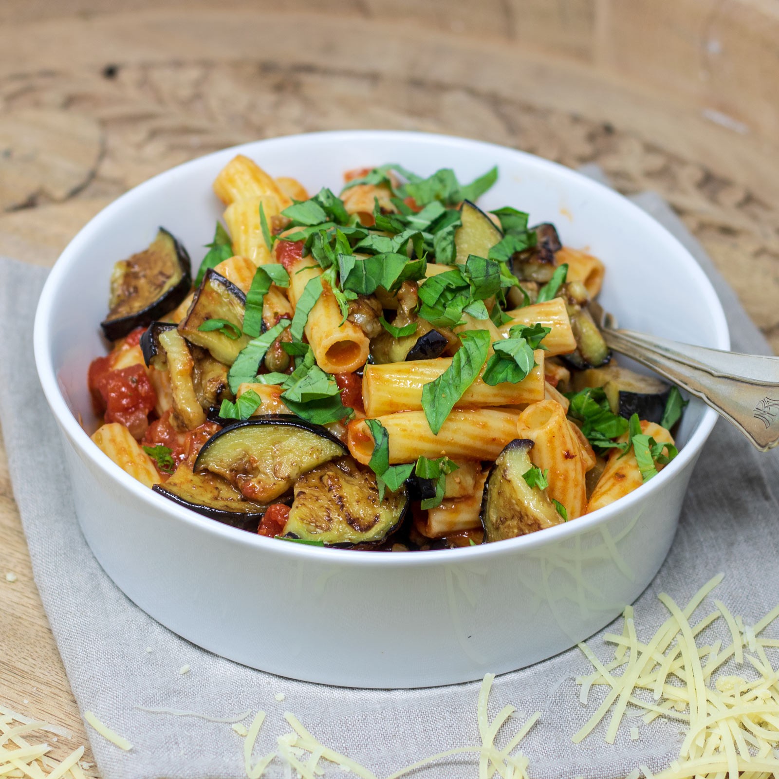 Sizilianische Pasta alla Norma mit Melanzani und frisch geriebenem ...