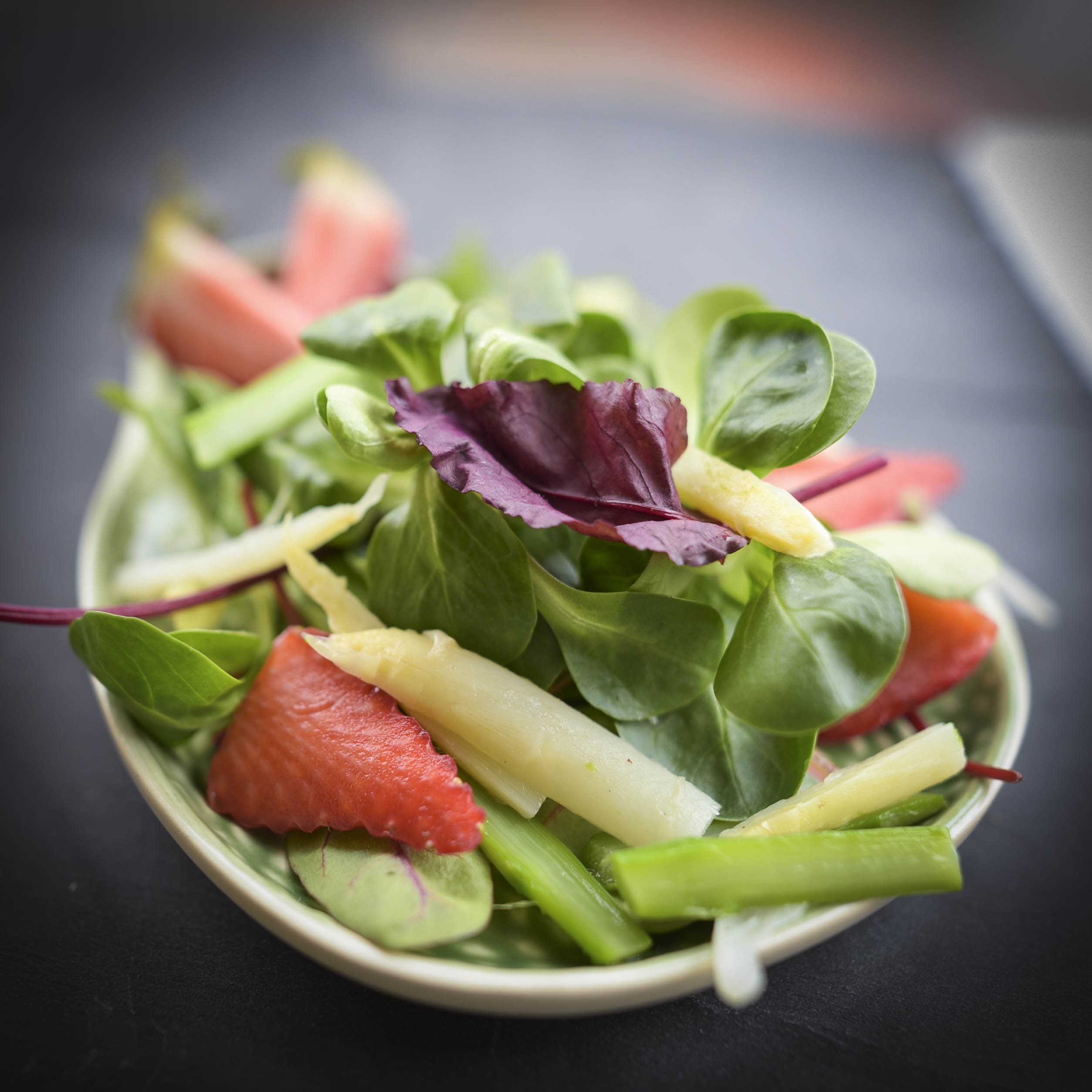 Pflücksalat mit weißem und grünem Spargel und Erdbeeren